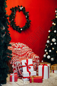 圣诞树与礼物装饰室内新年灯图片