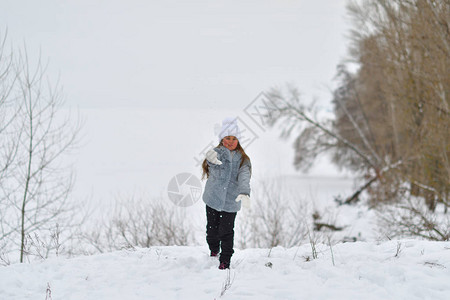 快乐的儿童女孩在冬天户外散步小孩子在寒假玩耍冬天湖的女孩图片