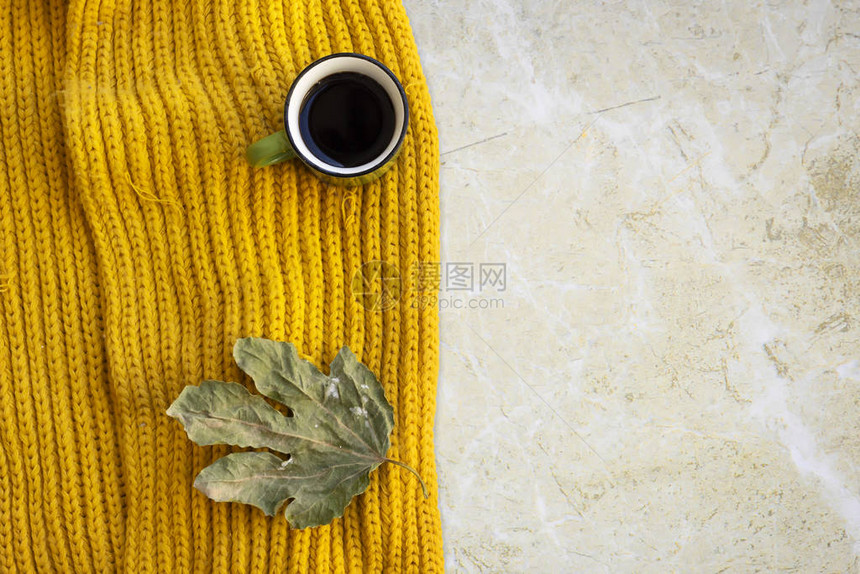 咖啡毯子秋叶大理石背景的橙色围巾平底图片