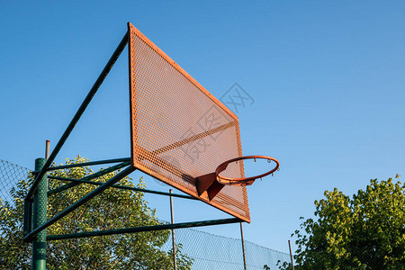 与蓝天和树的室外篮球架在背景市篮球图片