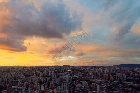 巴西圣保罗日落鸟瞰图很棒的日落场景梦幻般的风景城市图片