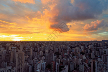 巴西圣保罗日落鸟瞰图很棒的日落场景梦幻般的风景城市图片