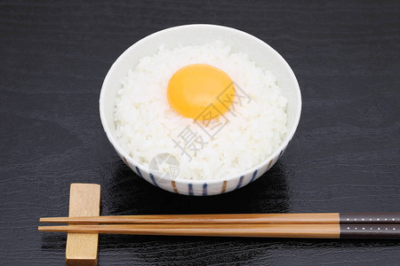 日式米饭配生鸡蛋图片