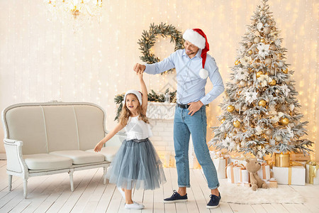 和小女儿一起快乐的父亲在圣诞节前夕在家里图片