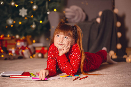 可爱的小女孩写信给圣诞老人在圣诞节图片