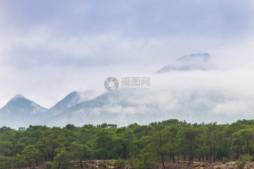 土耳其的山脉美丽的山景和天空与云彩安塔利亚郊区土耳其美图片