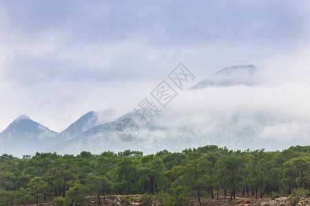 土耳其的山脉美丽的山景和天空与云彩安塔利亚郊区土耳其美图片