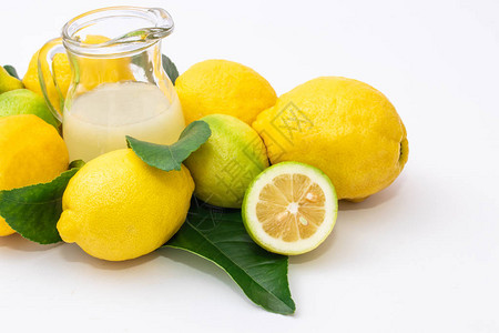 白色背景中带有天然柠檬的柠檬汁图片