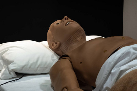 用于练习的假娃上的除颤器用于医院培训目的心肺复苏术假人医学图片