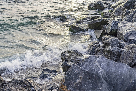 海边的岩石和波浪图片