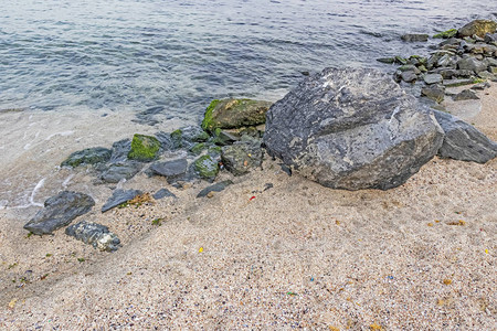 海边的岩石和波浪图片