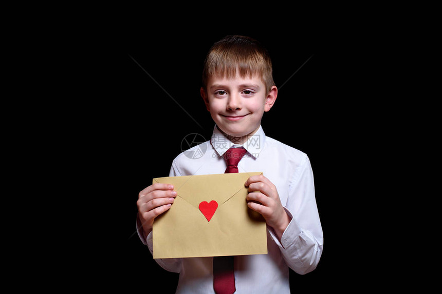 穿着衬衫和领带的白发男孩拿着一个带有心脏的信封图片