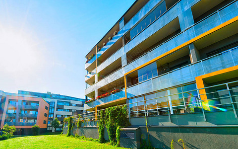 万物物联在住宅楼外部的公寓在欧洲的蓝色现代房子的住房结构夏季在市区出租房屋用于商业物投资的墙壁背景