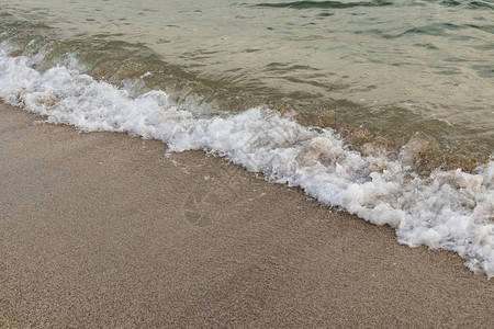 冬季海岸的海滩和海浪图片