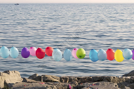 海边五颜六色的气球图片