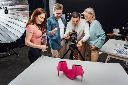 摄影师照片拍摄粉红鞋在摄影工作室的快乐图片