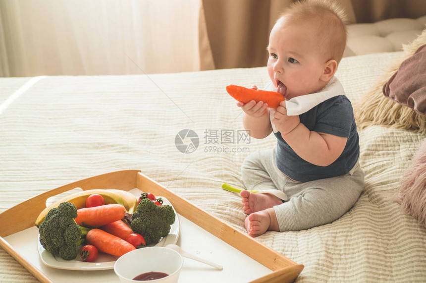 幼儿的第一种固体食物蔬菜午餐的新鲜有机胡萝卜婴儿断奶妈和小男孩吃蔬菜母亲喂养孩子儿图片
