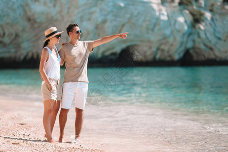 暑假在白沙滩度假的年轻夫妇图片