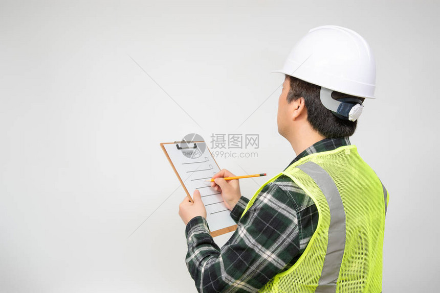 一名亚洲中年工人用他手上的核对清单检图片