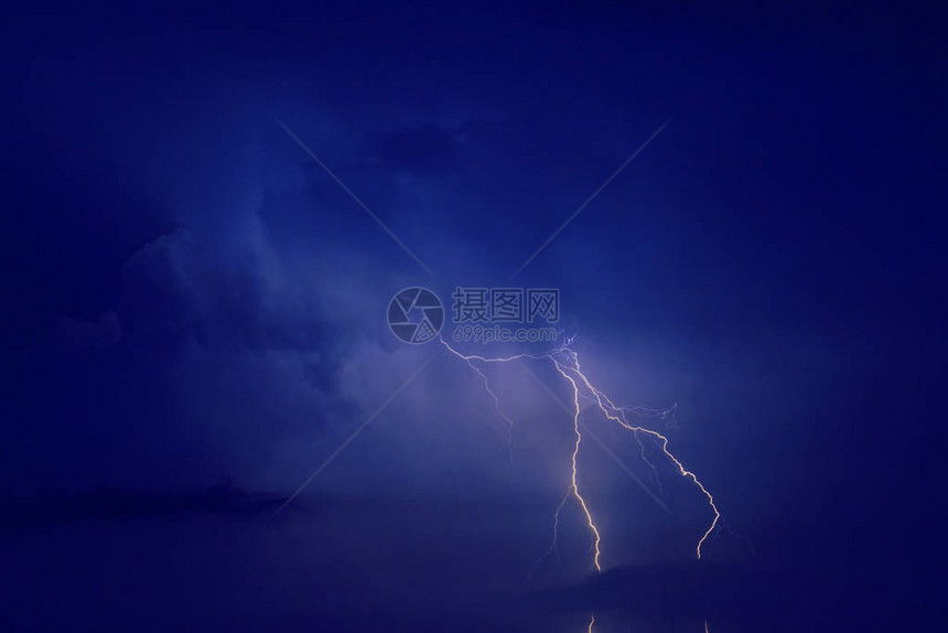 夜空中有雷暴在海面上闪烁风雨图片