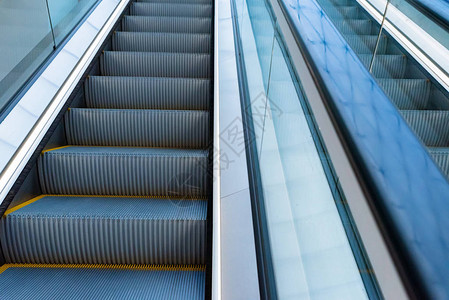 购物中心现代自动扶梯近景图片