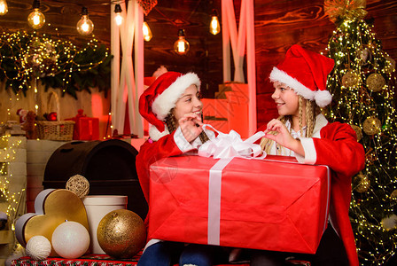 与最好的朋友的新年派对姐妹们一起度过家庭假期圣诞老人儿童礼物盒冬季购物销售圣诞节快乐快乐的小女孩有圣诞节的心情新年背景图片