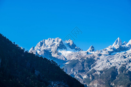 是丽江古城附近玉龙雪山图片