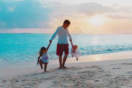 父亲和小女孩在日落海滩玩耍爸和女儿玩图片