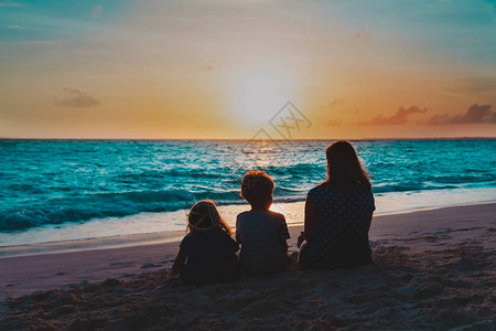 看着海滩的日落家庭假期图片