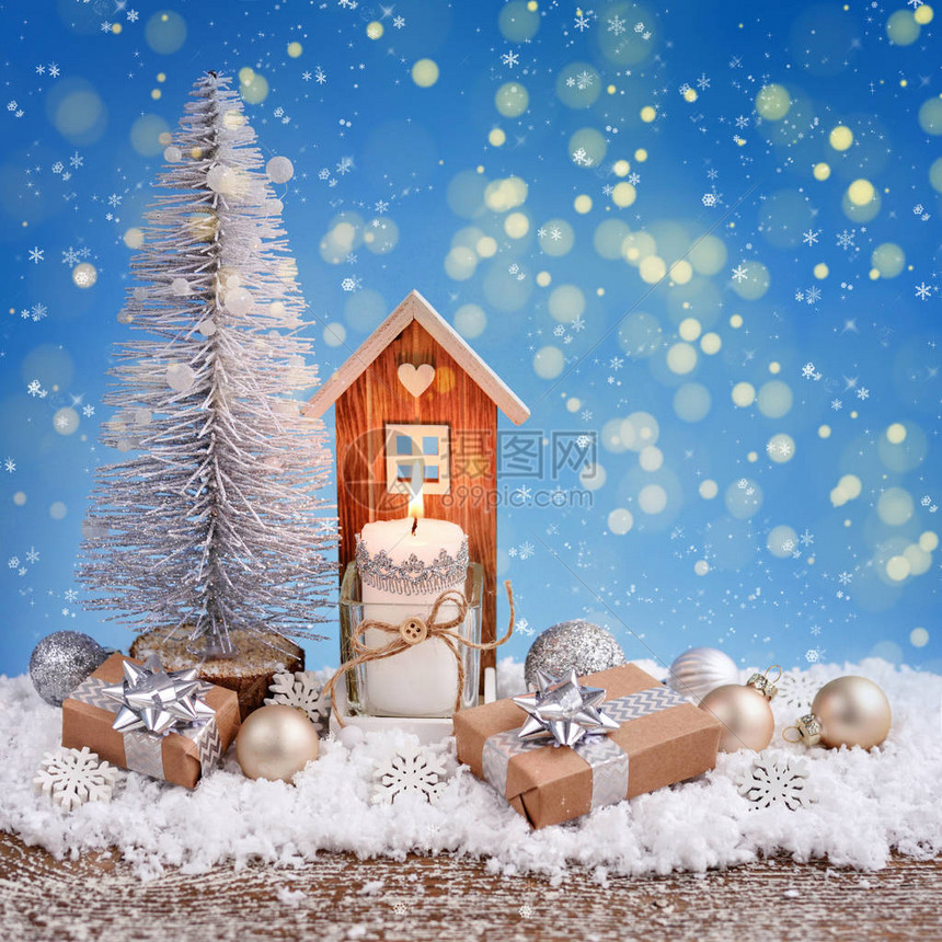 圣诞或贺卡上写着蜡烛小屋和节日装饰图片