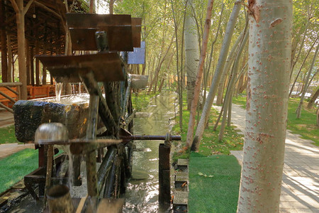 水磨坊中亚地区乌兹别克斯坦撒马尔罕传统木制水轮在撒背景