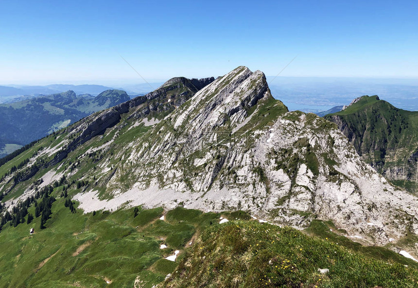 瑞士内塔尔瑞士施维茨州瓦吉塔尔山谷或瓦吉塔尔和瓦吉塔勒湖Waegitalersee上方的高山Schiberg和Platt图片