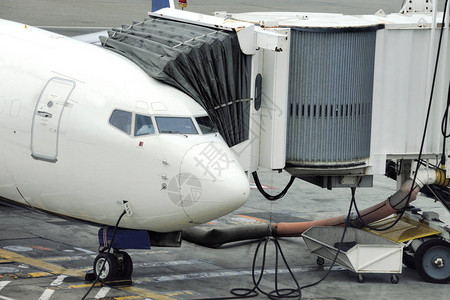 飞机准备在机场通过遥控梯子登机为乘客图片