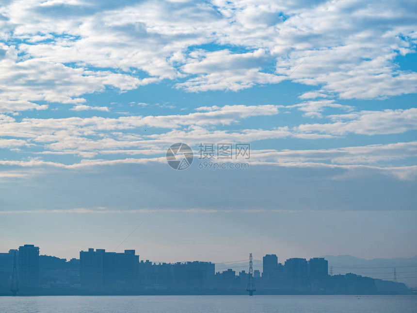 台北市在一个有雾的早晨在秋天图片