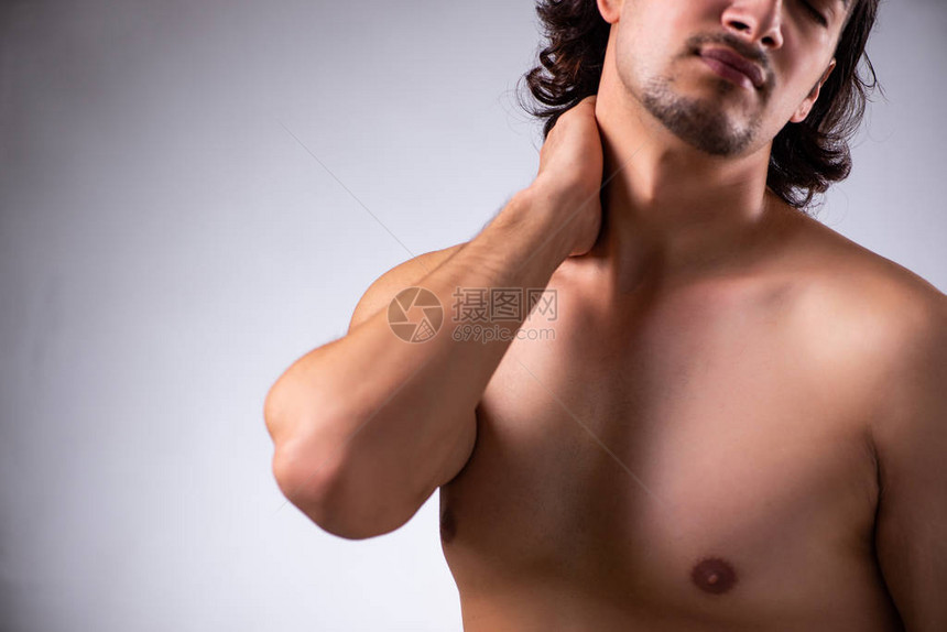 年轻男子颈部疼痛图片