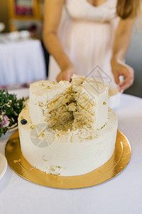 切蛋糕配白奶油和海绵蛋糕特写图片