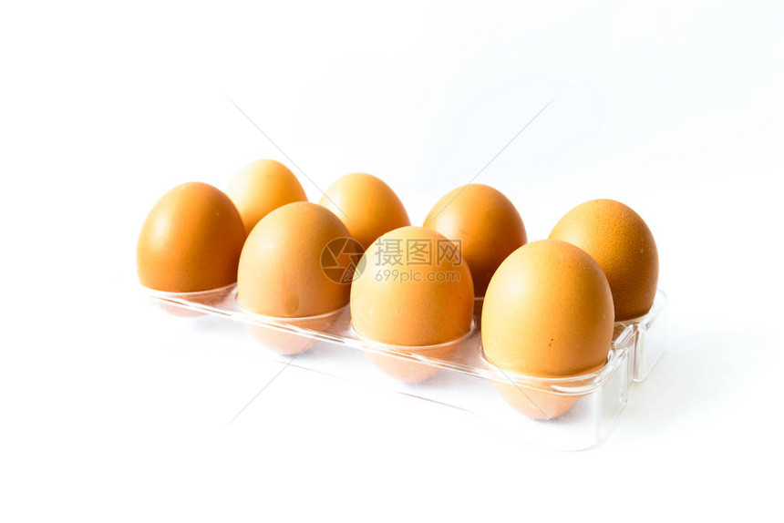 8个有机棕色蛋在塑料托盘中与白色背景隔绝原始鸡蛋堆积图像图片