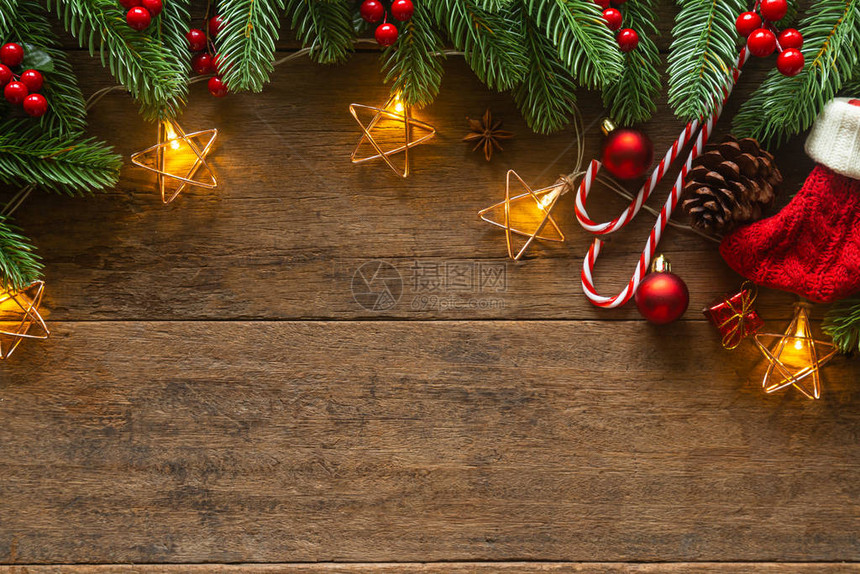 节日圣诞贺卡与节日装饰球星雪花礼品盒松果在木质上从平躺顶视图文本圣诞快乐和新图片