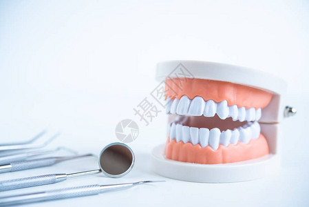 白色背景顶视图的牙护理图片