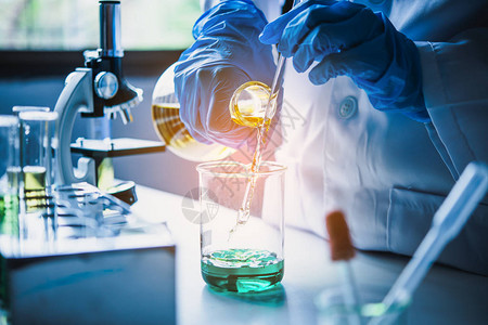 实验室内用测试管黄制成研究进行设备和科学实验石油浇灌科学家单图片
