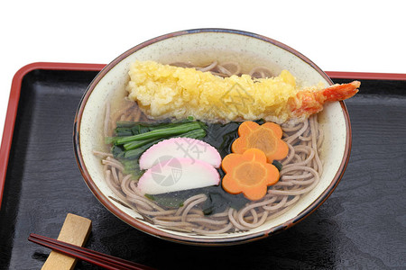 碗里的日本天妇罗荞麦面托盘上有筷子图片