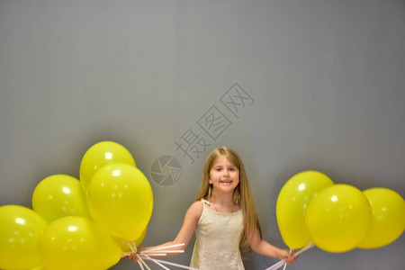有黄色球的小女孩图片