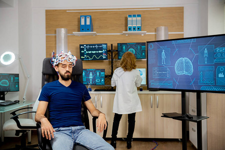 男患者在实验室接受脑部扫描程序脑图片