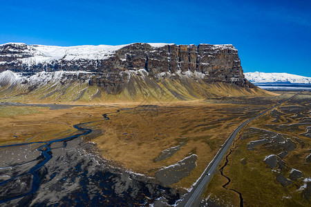 冰岛山脉和山谷的鸟瞰图图片
