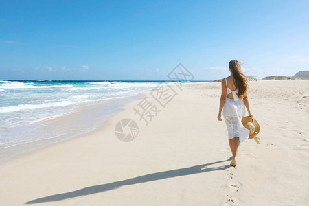 加那利群岛科拉莱霍市白沙滩和蓝天空图片
