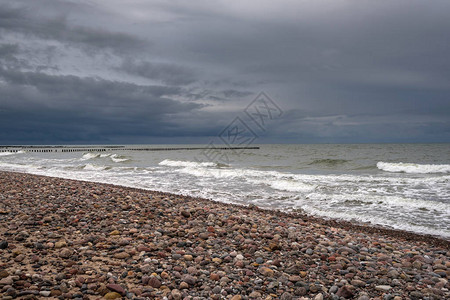 下雨日波罗的海上的一个小海图片