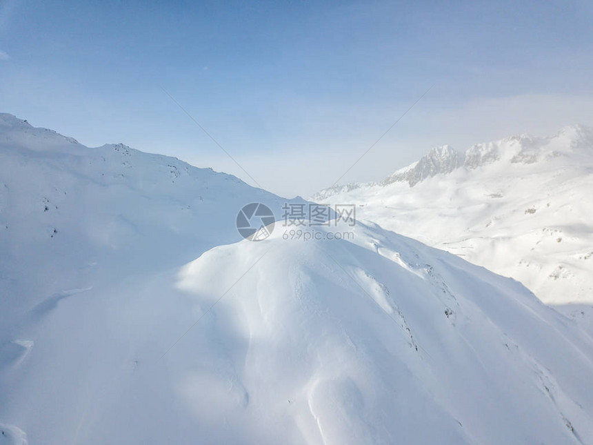 瑞士阿尔卑斯山的雪覆盖图片