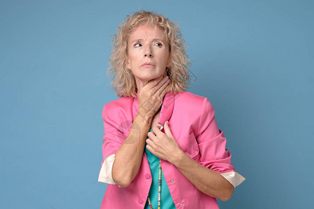 高级caucasian金发女子触摸痛苦的颈部感冒喉咙痛感图片