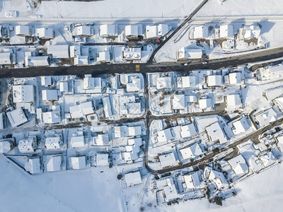 城市鸟瞰图与积雪的房子图片