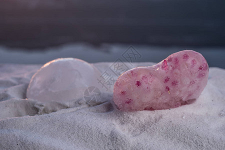 美丽的冰心在日落时雪上的数字冬天的假期图片